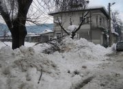Борбата с падналия сняг продължава