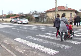 Пешеходна пътека на главния път Е-79 не е обезопасена, липсват пътни знаци Скрийншот