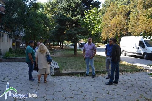 В присъствието на областния управител бе даден старт на санирането на поредните два блока в Ботевград