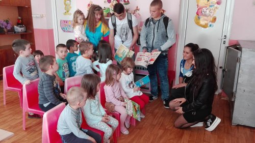 Деца получиха подаръци за Международния ден на книгата