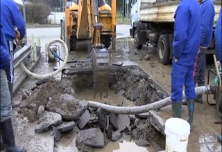 Голяма авария на водопровода отстраняваха вчера служители на ВиК Скрийншот