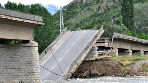 Шофьор на косъм от смъртта, след като мост пропадна в река Струма