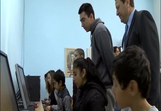 Председателят на комисията за регулиране на съобщенията Веселин Божков направи дарение на училището във Видраре Скрийншот