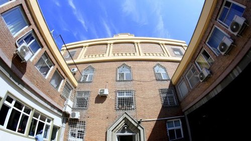 Полицаи изнасилиха арестант с бутилка от шампанско