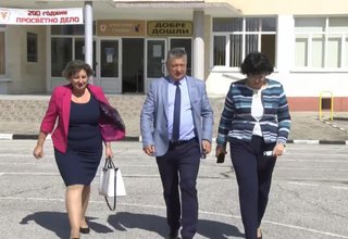 Заместник.министърът на образованието Таня Михайлова днес посети основното училище в Скравена Скрийншот