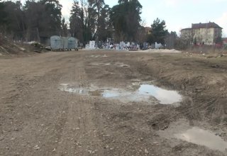 Пътят, който води към новото разширение на гробищния парк не е асфалтиран, потънал в кал. Скрийншот