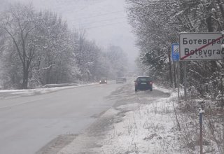 Камионите над 12 това отново ще бъдат отклонявани от автомагистрала Хемус и ще се движат по стария път през Витиня- Врачеш, пътен възел Ботевград Скрийншот