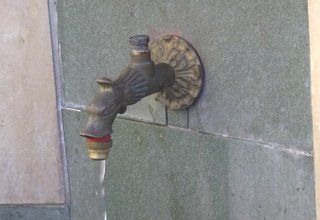 Колко вода се разхищава от обществените чешми, на които няма спирателни кранове Скрийншот