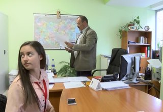 Ученици от природо- математиечската гимназия заеха мястото на кмет и заместник-кмет на общината Скрийншот