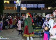 Тържествено запалиха светлините на коледна елха в центъра на Ботевград