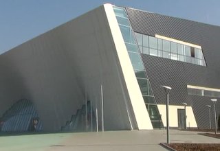 От днес започва монтирането на паркета и баскетболните табла на Арена Ботевград Скрийншот