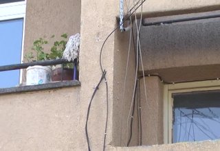 Продължението след оплакванията от собственици на жилищния блок, които не бяха съгласни към фасадата на блока да се прикрепват електрически кабели от съседни имоти без тяхното съгласие Скрийншот