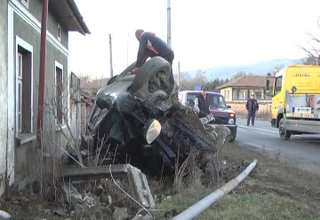 Джип отнесе два стълба и се обърна на главния път Е-79 в Новачене Скрийншот