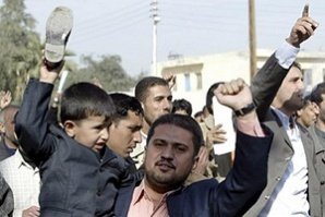 Чавес нарече храбрец журналиста, замерил с обувка Буш