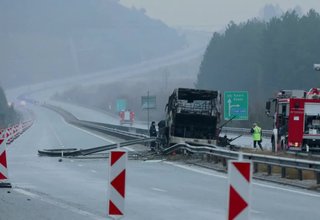 България е в траур и скърби за жертвите от автобусната катастрофа, при която загинаха 45 души, между които и 12 деца Скрийншот