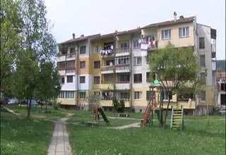 4-годишно дете падна от тераса на четвъртия етаж Скрийншот