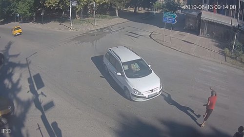 Лек автомобил за малко да прегази четирима човека на пешеходна пътека