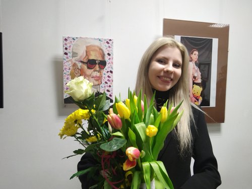 Младата художничка Снежина Димитрова представя 21 свои творби в първата си самостоятелна изложба в Ботевград