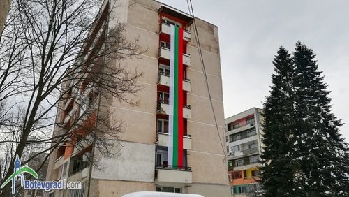 Трибагреник с дължина 15 метра се вее на блок на улица „Гурко“