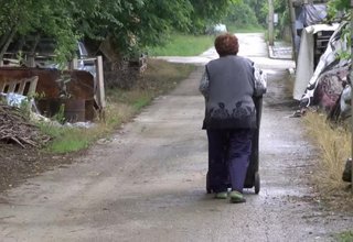 Автомобилът за сметосъбиране на БКС не може да мине по една от улиците в Трудовец, а възрастни хора са принудени да мъкнат тежките кофи на голямо разстояние Скрийншот
