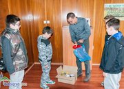 Деца почистиха и боядисаха детска площадка 