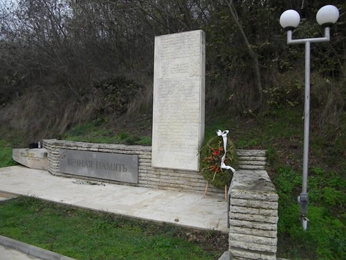 Свежи цветя пред паметника на подводничарите 