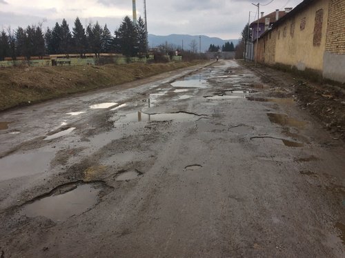 Гражданин за дупките по улица “Хаджи Димитър”: Редно ли е?