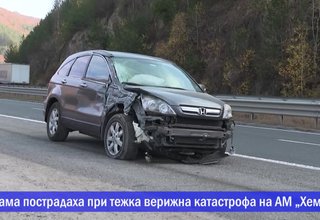 Двама пострадаха при тежка верижна катастрофа на АМ „Хемус” Скрийншот
