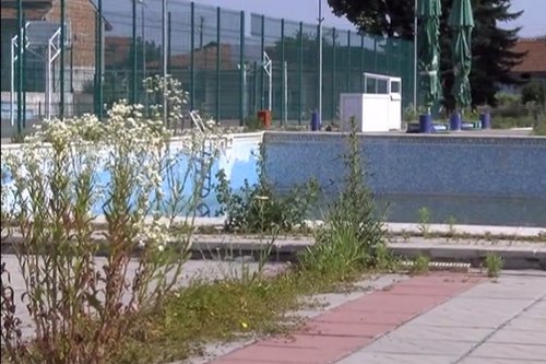 Градският басейн е в окаяно състояние и пустее