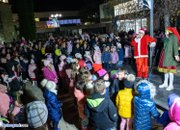Тържествено запалиха светлините на коледна елха в центъра на Ботевград