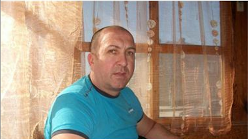 Полицаи опипвали жена с белезници пред 7-годишния й син