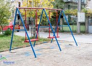 Деца почистиха и боядисаха детска площадка 