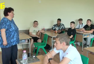 Мая Върбанова, преподавател по история в ПГТМ "Христо Ботев“, бе отличена с наградата "Неофит Рилски" на МОН Скрийншот