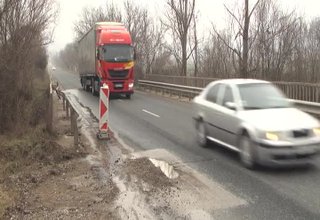 Пътуващите по главни япът Е-79 в участъка между Скравена и Новачене са изложени на риск, зарадии дупките по асфалта Скрийншот