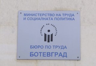 Социалните работници на първа линия вземат по една минимална заплата бонус за април Скрийншот