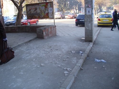 Продължават да падат големи късове мазилка от козирката на поликлиниката
