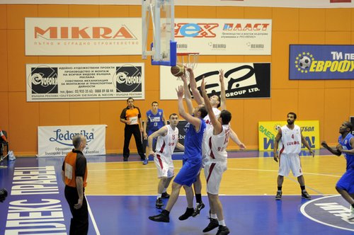 Лукойл Академик поведе на Левски с 1-0