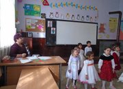 Осмомартенски поздрави от деца и ученици за жените в училището