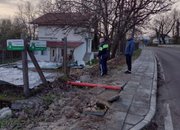Лек автомобил „излетя” от пътя и се приземи в двора на къща в Радотина