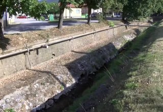 Канализационни води се изливат направо в коритото на Стара река, която минава през центъра на Ботевград Скрийншот