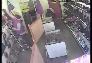 Камерите на магазин в центъра на Ботевград са заснели жена, която откраднала чанта Скрийншот