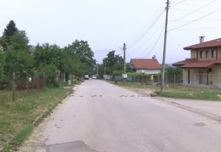 Неизвестни лица са демонтирали изкуствени неравности за ограничаване на скоростта, поставени на улица в Зелин Скрийншот