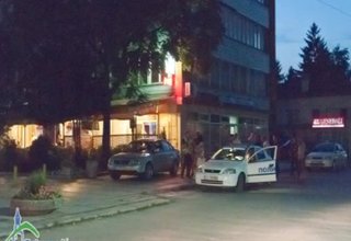 Лек автомобил едва не влезе в ресторант Нептун в центъра на Ботевград снощи Скрийншот