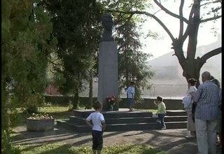 Социалистите от Скравена възстановиха паметника на Лазар Стоянов Скрийншот