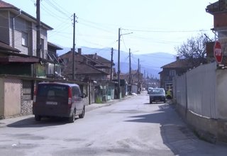 Засега община Ботевград не предприема налагането на ограничителни мерки в ромската махала срещу струпването на хора Скрийншот