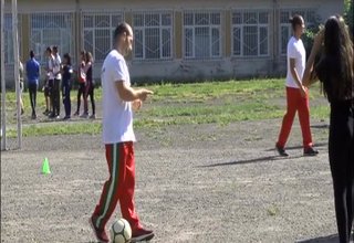 ПГТМ "Христо Ботев" отбеляза по нетрадиционен начин утрешния патронен празник на училището с провеждането на спортен празник, в който участваха студенти от НСА Скрийншот