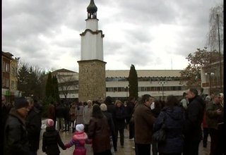 Етрополец извади Богоявленския кръст в Ботевград Скрийншот