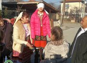 Фолклорни танци, духова музика и много настроение при изпълнението на обичая “Топене на пръстени“