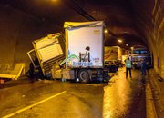Екипи на ОДМВР-София,  СДВР и ГДПБЗН оказват съдействие на мястото на верижната катастрофа в тунел „Витиня“