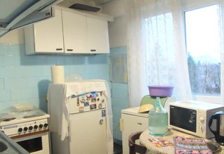 Наша съгражданка не може да ползва кухнята в жилище си, защото съседите я наводняват Скрийншот